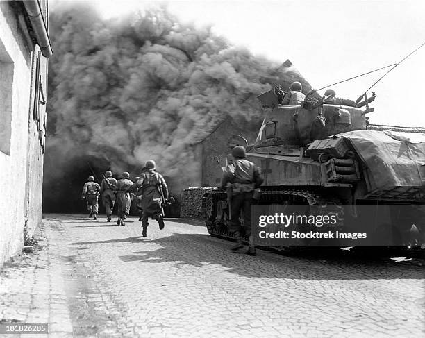 soldiers move through a smoke filled street, wernberg, germany. - kampfpanzer stock-fotos und bilder