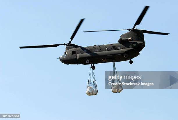 a ch-47 chinook carrying sandbags. - ch 47 chinook - fotografias e filmes do acervo