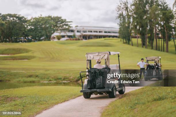 golfisti cinesi asiatici che guidano il carrello da golf nella mattina del fine settimana del campo da golf che giocano a golf - country club foto e immagini stock