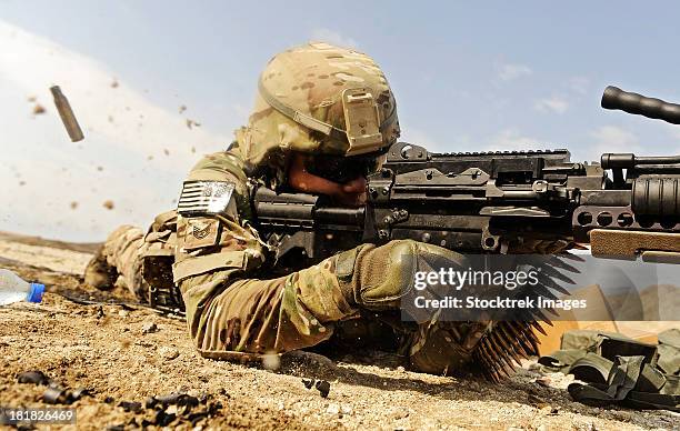 u.s. air force soldier fires the mk48 super saw machine gun. - terrorbekämpfung stock-fotos und bilder