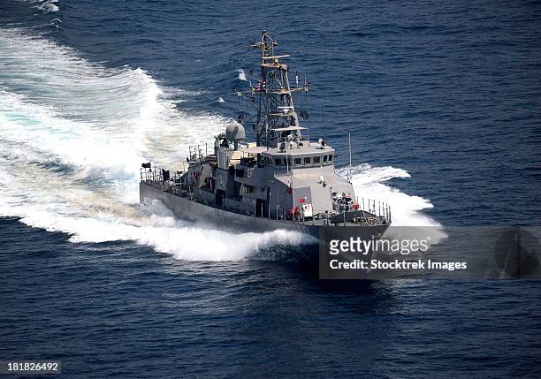 the cyclone-class coastal patrol ship uss firebolt transits the arabian gulf. - gulf countries stock-fotos und bilder