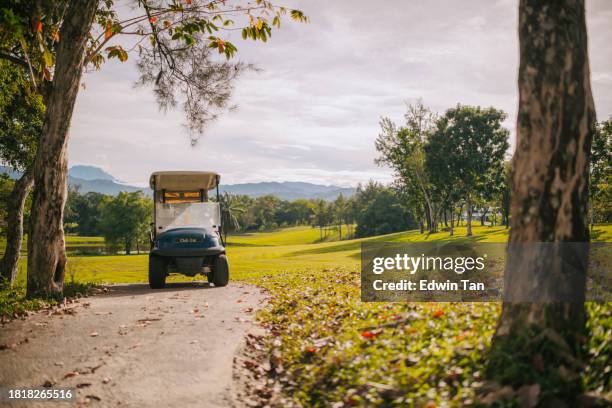 voiturette de golf bleue sur le terrain de golf au lever du soleil - country club photos et images de collection