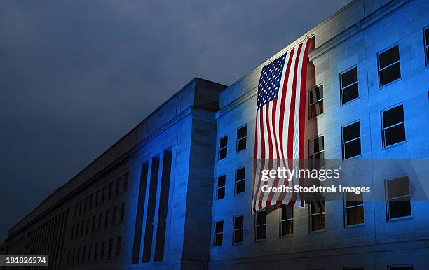 september 7, 2007 - a memorial flag is illuminated near the spot where american airlines flight 77 crashed into the pentagon on september 11, 2001. - american airlines flight 77 pentagon memorial photos et images de collection