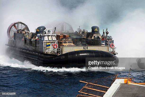 a landing craft air cushion transits at high speed. - amphibious vehicle stock pictures, royalty-free photos & images