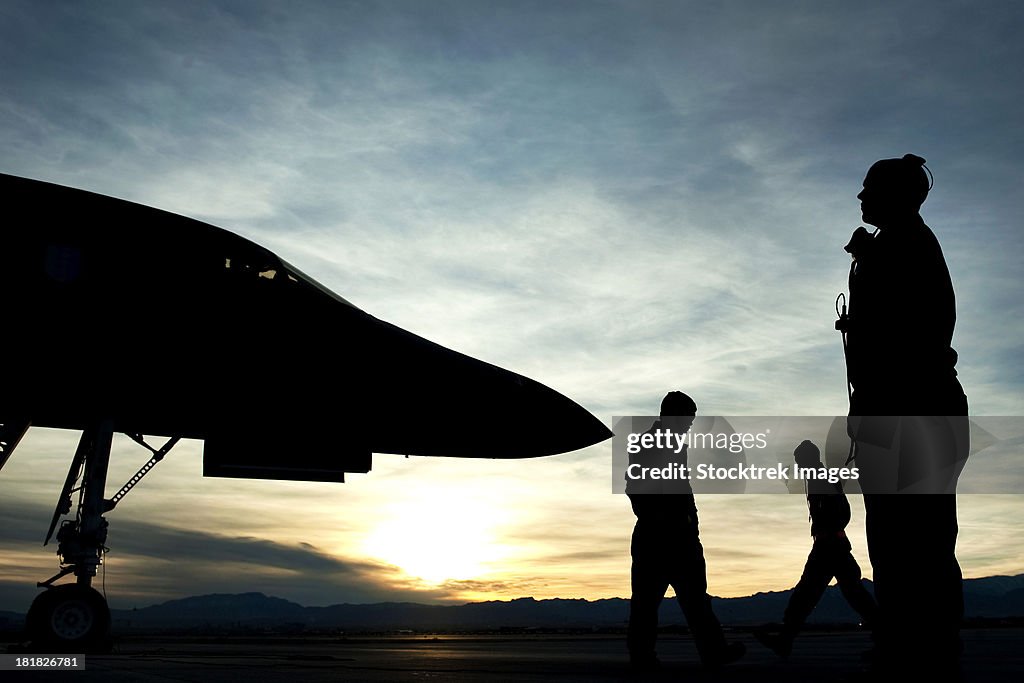 U.S. Air Force airmen prepare for a B-1B Lancer to launch.