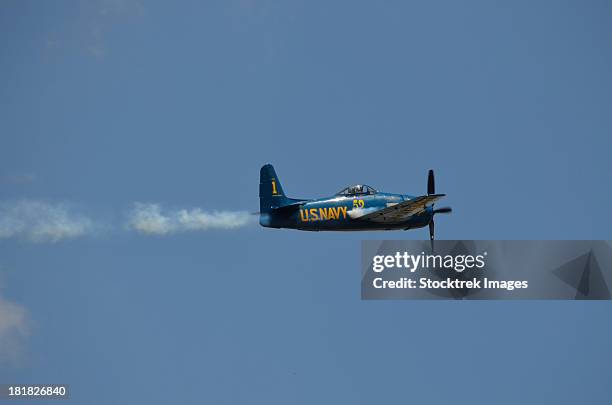 a grumman f8f bearcat in flight near lakeland, florida. - blue angels 個照片及圖片檔