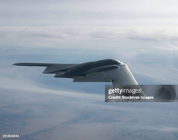 august 14, 2003 - a b-2 spirit soars through the sky. - aereo militare foto e immagini stock