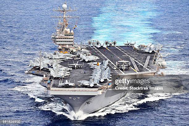 uss abraham lincoln transits the pacific ocean. - uss abraham lincoln stockfoto's en -beelden