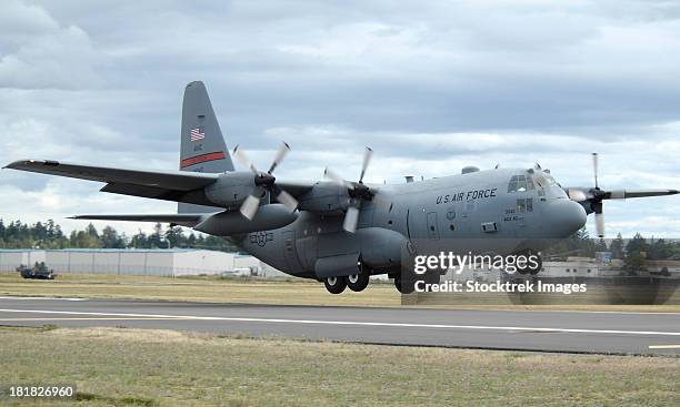 july 21, 2007 - a u.s. air force c-130 hercules lands at mcchord air force base, washington. - c 130 hercules stockfoto's en -beelden