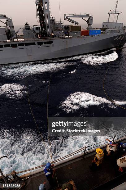 underway replenishment between uss gunston hall and a german auxiliary ship. - armée allemande photos et images de collection