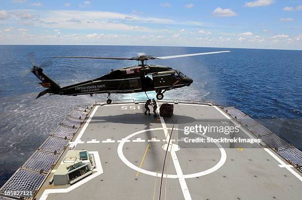 an sh-60f sea hawk helicopter lowers pallets onto hmas ballarat. - australian military bildbanksfoton och bilder