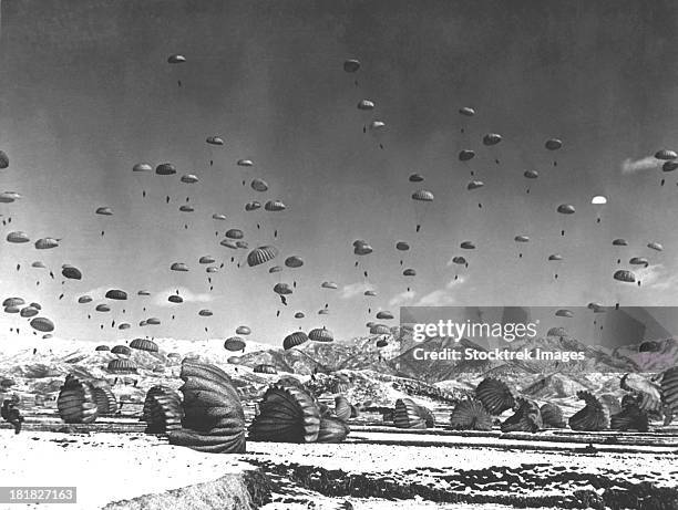 men and equipment being parachuted to earth in an operation conducted by united nations airborne units. ca. 1951. - korean war fotografías e imágenes de stock