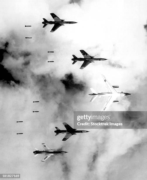 a b-66 destroyer and f-105 thunderchief aircraft bomb north vietnam. - guerra de vietnam fotografías e imágenes de stock