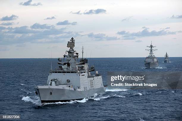 the indian navy frigate ins satpura is underway with u.s. navy ships. - marinha-indiana - fotografias e filmes do acervo