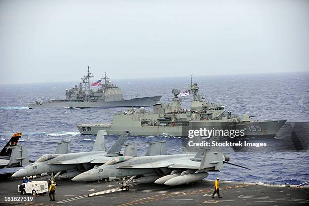 hmas ballarat of the royal australian navy cruises alongside us navy ships. - australian military bildbanksfoton och bilder