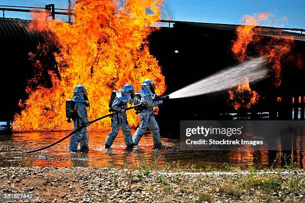 august 2, 2012 - firefighters work to extinguish a simulated engine fire at cannon air force base, new mexico. - roupa à prova de fogo imagens e fotografias de stock