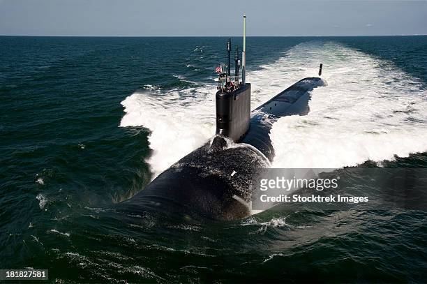 atlantic ocean, june 30, 2011 - the virginia-class attack submarine uss california (ssn 781) underway during sea trials.   - us navy fotografías e imágenes de stock