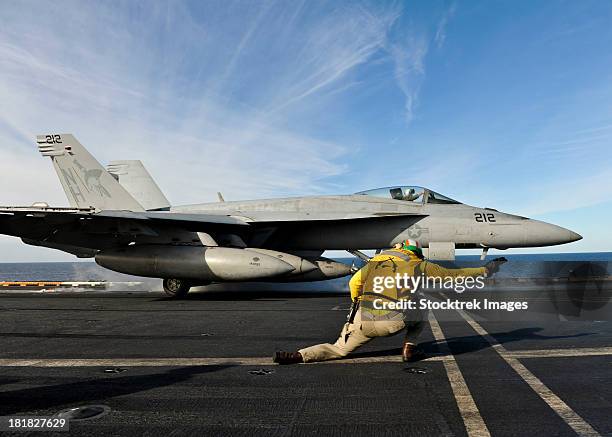 a shooter signals to launch an f/a-18e super hornet aboard uss nimitz. - pre launch stock pictures, royalty-free photos & images