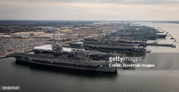 aircraft carriers in port at naval station norfolk, virginia. - naval bases stock-fotos und bilder