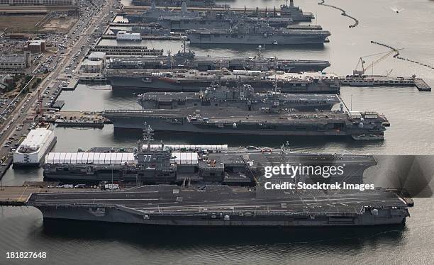 aircraft carriers in port at naval station norfolk, virginia. - uss abraham lincoln stockfoto's en -beelden
