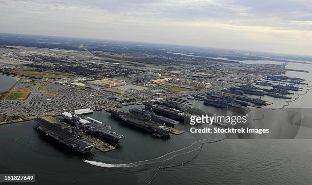 aircraft carriers in port at naval station norfolk, virginia. - marinebasis stockfoto's en -beelden