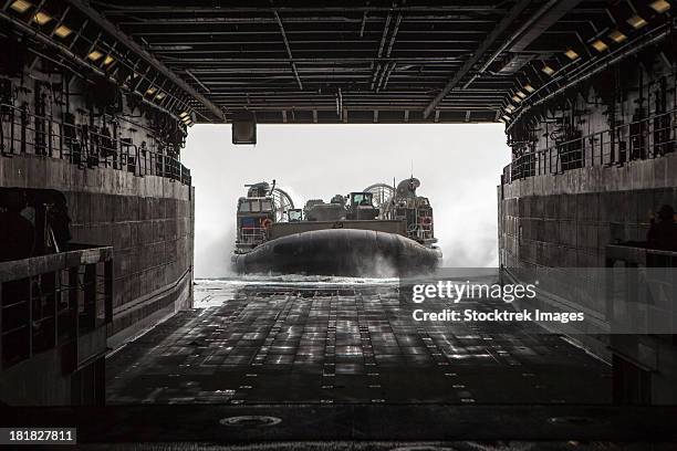 march 9, 2013 - u.s. navy landing craft air cushion enters the well deck of the uss green bay (lpd 20) in the arabian sea. - amphibienfahrzeug stock-fotos und bilder