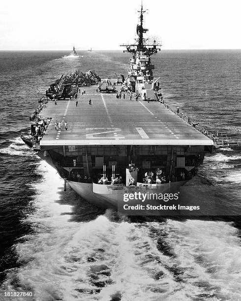 july 1, 1953 - the u.s. aircraft carrier uss boxer (cva-21) operating off north korea. the flight deck crew is respotting aircraft in preparation for recovery of her last strike.  - boxer vintage stockfoto's en -beelden