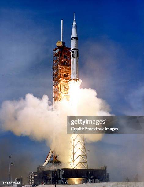 liftoff of the saturn ib launch vehicle. - nasa kennedy space center stockfoto's en -beelden