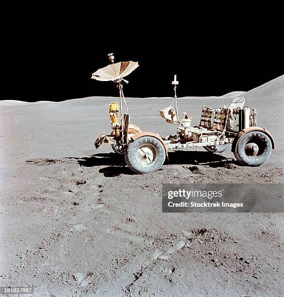 apollo 15 lunar roving vehicle on the moon. - apollo stockfoto's en -beelden