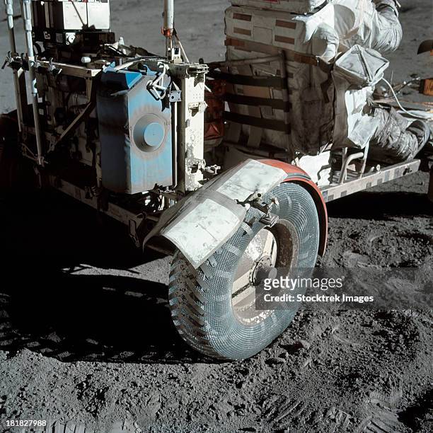a close-up view of the lunar roving vehicle during apollo 17 eva. - 1972 photos et images de collection
