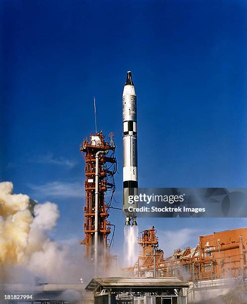 gemini 12 astronauts lift off aboard a titan launch vehicle. - nasa kennedy space center stockfoto's en -beelden