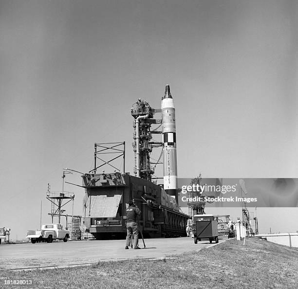 view of the gemini-titan 3 on its launch pad at cape canaveral, florida. - cape canaveral 個照片及圖片檔
