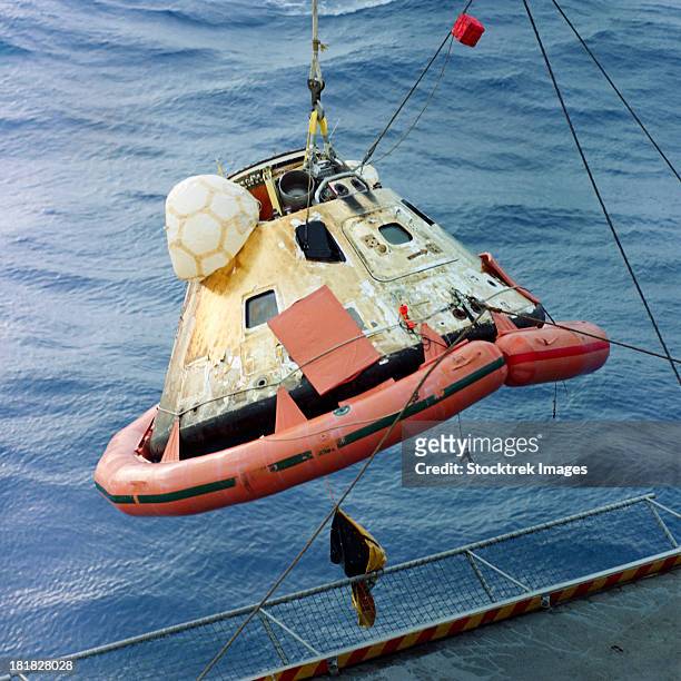 december 27, 1968 - the apollo 8 capsule is seen being hoisted aboard the recovery carrier, uss yorktown after its successful splashdown.  - apollo 8 stock-fotos und bilder