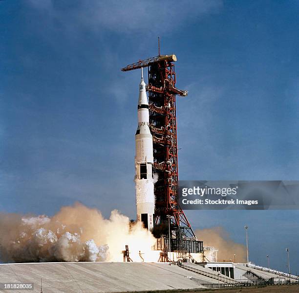 apollo 11 space vehicle taking off from kennedy space center. - apollo ストックフォトと画像