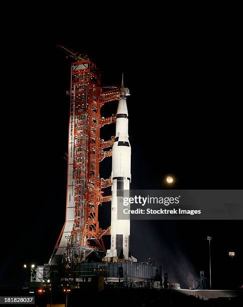 nighttime view of the apollo 12 space vehicle. - apollo space launch fotografías e imágenes de stock