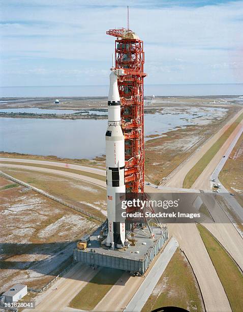 high angle view of the apollo 14 space vehicle. - plataforma-de-lanzamiento fotografías e imágenes de stock
