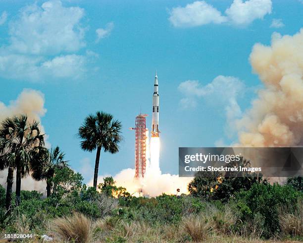 the apollo 16 space vehicle is launched from kennedy space center. - cape canaveral stockfoto's en -beelden