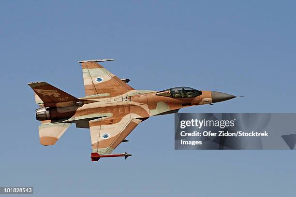 an f-16a netz of the israeli air force flying over ovda air force base, israel. - israeli military stock-fotos und bilder