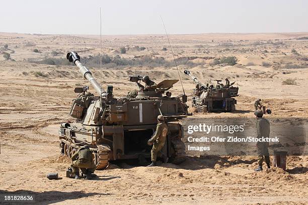 an israel defense force artillery corps m109 doher battery ready to fire. - ejercito israelí fotografías e imágenes de stock