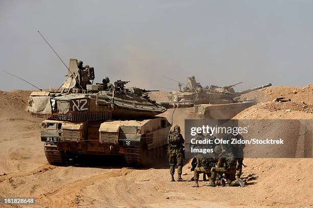 an israel defense force merkava mark iv main battle tank exercise with infantry forces. - israelisches militär stock-fotos und bilder