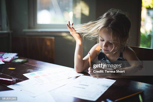 girl with pencil doing homework - faire ses devoirs photos et images de collection