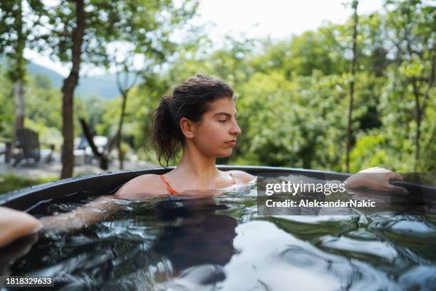 junge frau, die ein eisbad nimmt - den sprung wagen stock-fotos und bilder