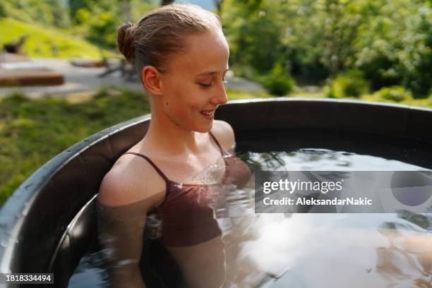 junge frau, die ein eisbad nimmt - den sprung wagen stock-fotos und bilder