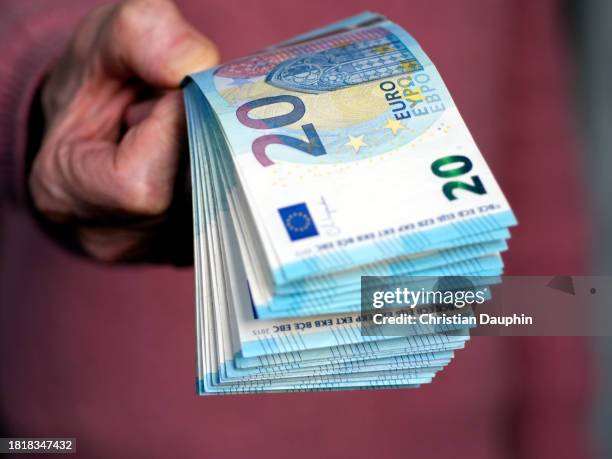 stack of 20 euro banknotes. - fajo de billetes de euro fotografías e imágenes de stock