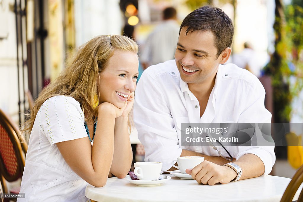 Coppia felice avendo una pausa caffè