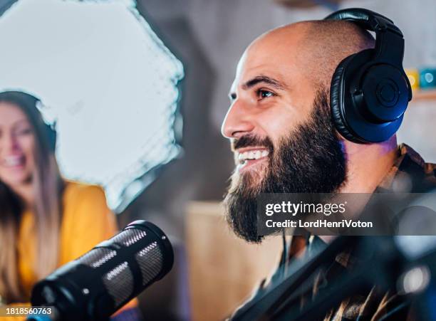 man doing online podcast - locutor-de-rádio imagens e fotografias de stock