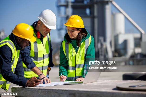 ingenieros hablando en instalaciones industriales - gestor de proyectos fotografías e imágenes de stock