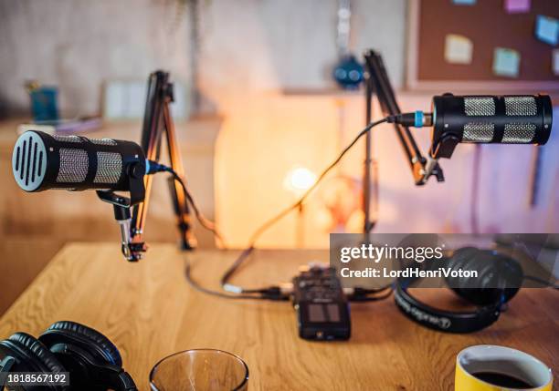 mikrofon im podcast-studio - mikrofonständer stock-fotos und bilder