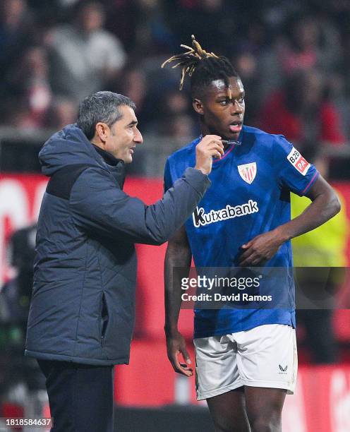 Head coach Ernesto Valverde of Athletic Club gives directions to his player Nico Williams Jr. Of Athletic Club during the LaLiga EA Sports match...