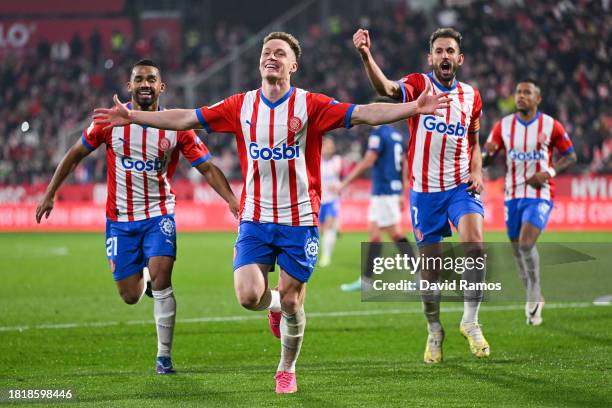 Viktor Tsyhankov of Girona FC celebrates their team's first goal during the LaLiga EA Sports match between Girona FC and Athletic Bilbao at Montilivi...